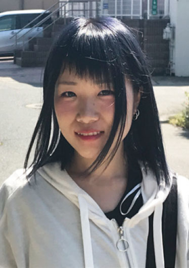女性スタッフの画像